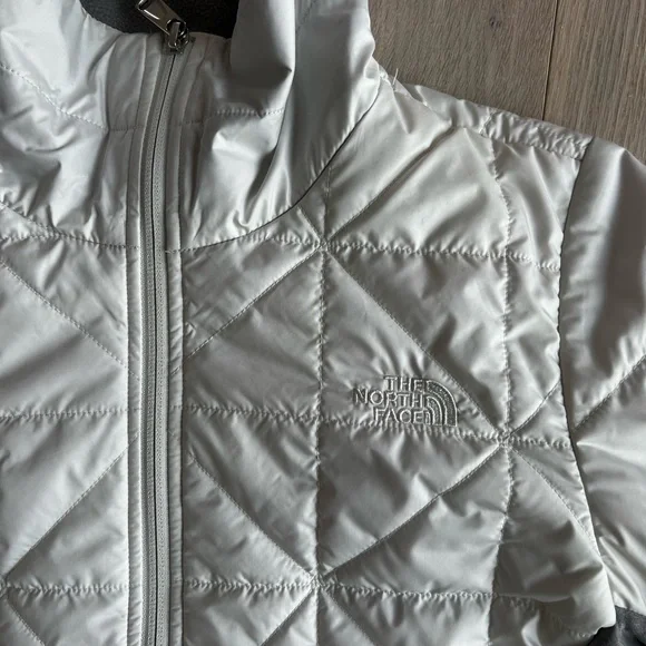 The North Face Women's White and Gray Puffer Jacket - Picture 3 of 5